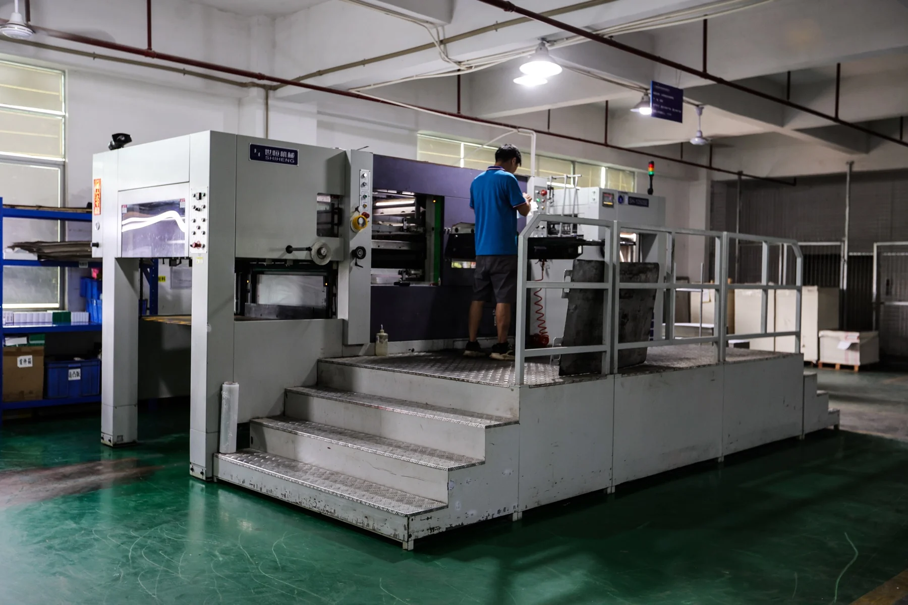 景兴包装全自动啤纸机（模切机）实景，展示模切与压痕工序
