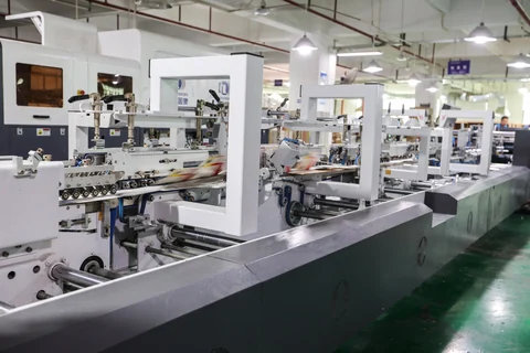 景兴包装全自动粘盒机实景，展示自动折叠与上胶压合工序