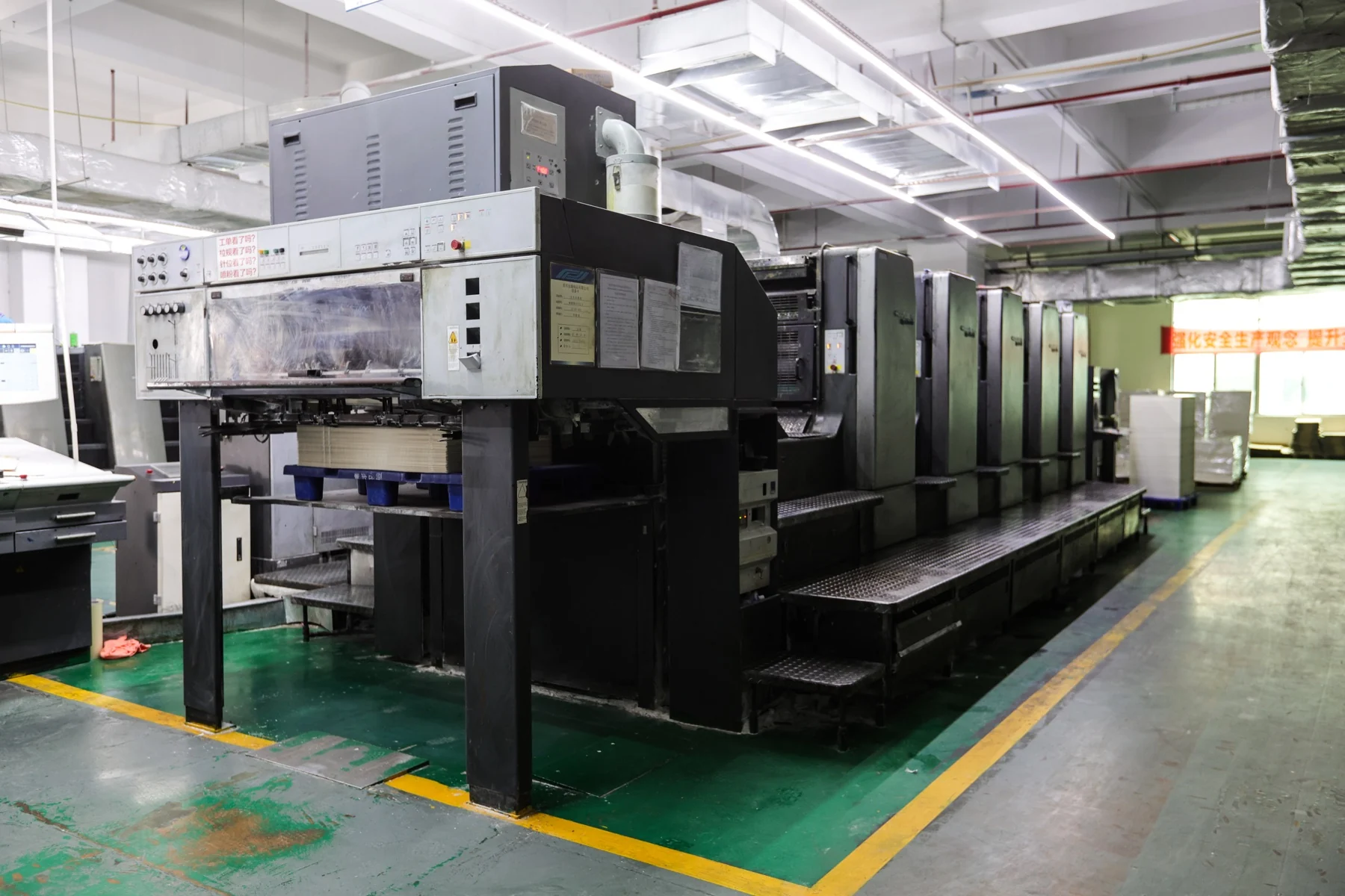 景兴包装海德堡 CD 印刷机实景，展示单张纸胶印与品牌图文工序