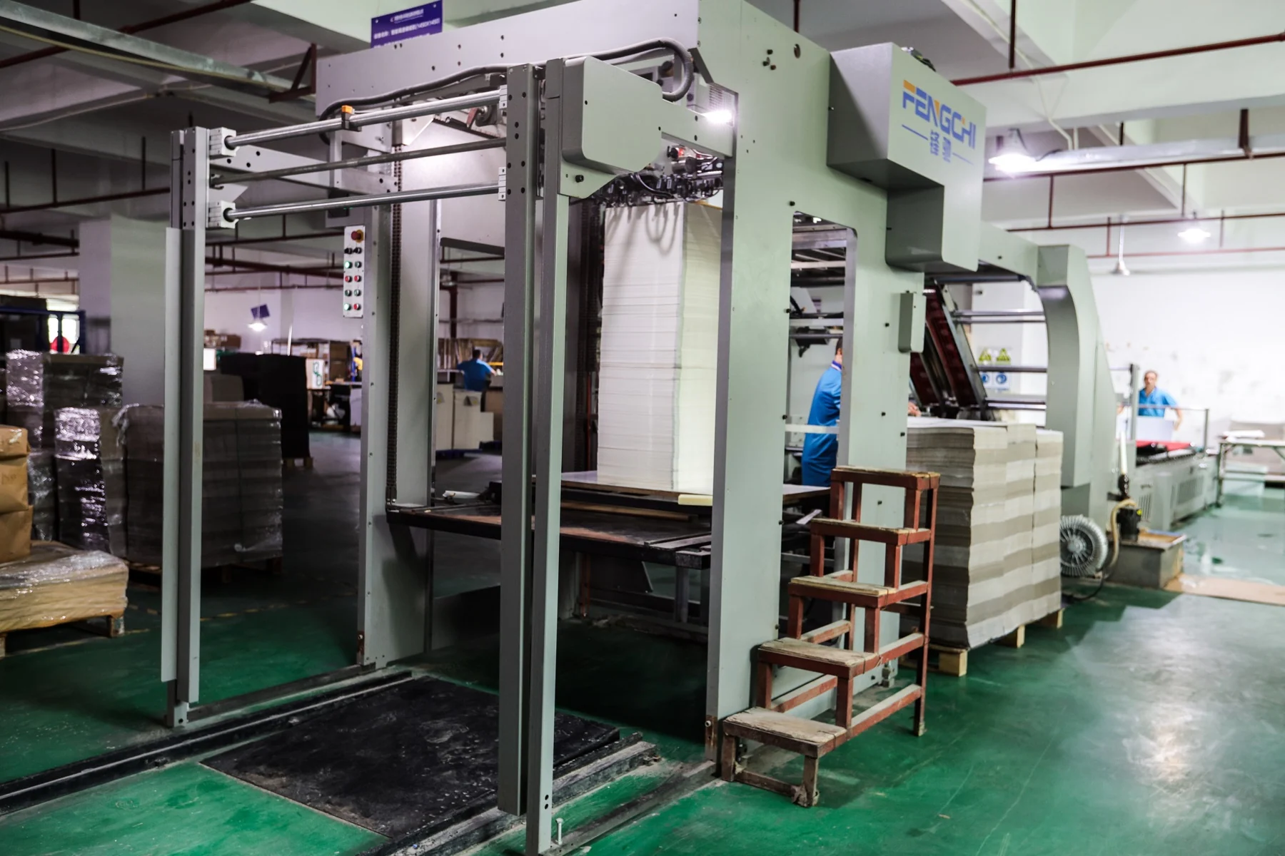 景兴包装全自动裱纸机实景，展示面纸裱贴与纸板复合工序