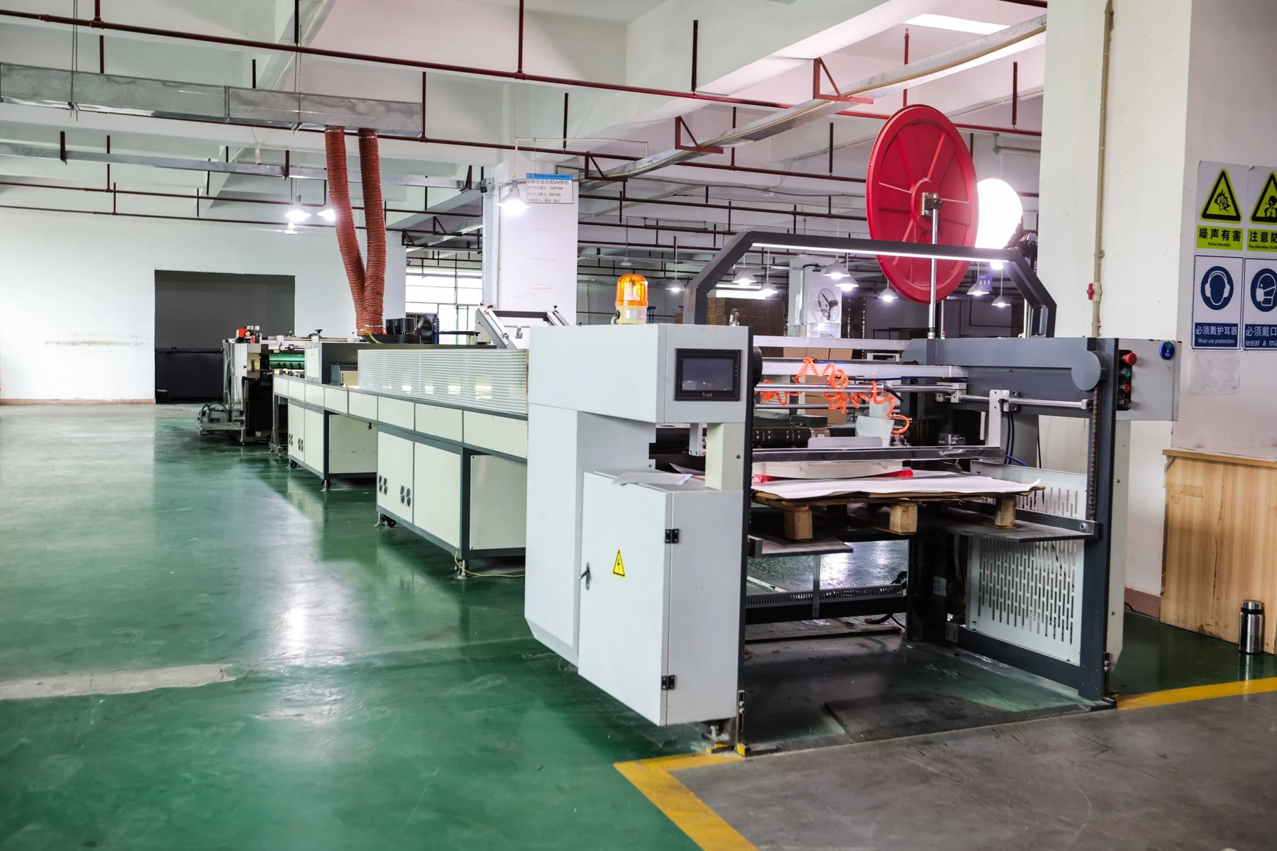 景兴包装全自动 UV 印刷机实景，展示UV固化与局部亮光工序