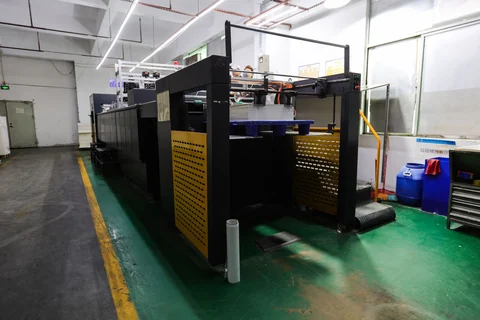 景兴包装可变数据赋码机实景，展示可变数据赋码与序列标识工序