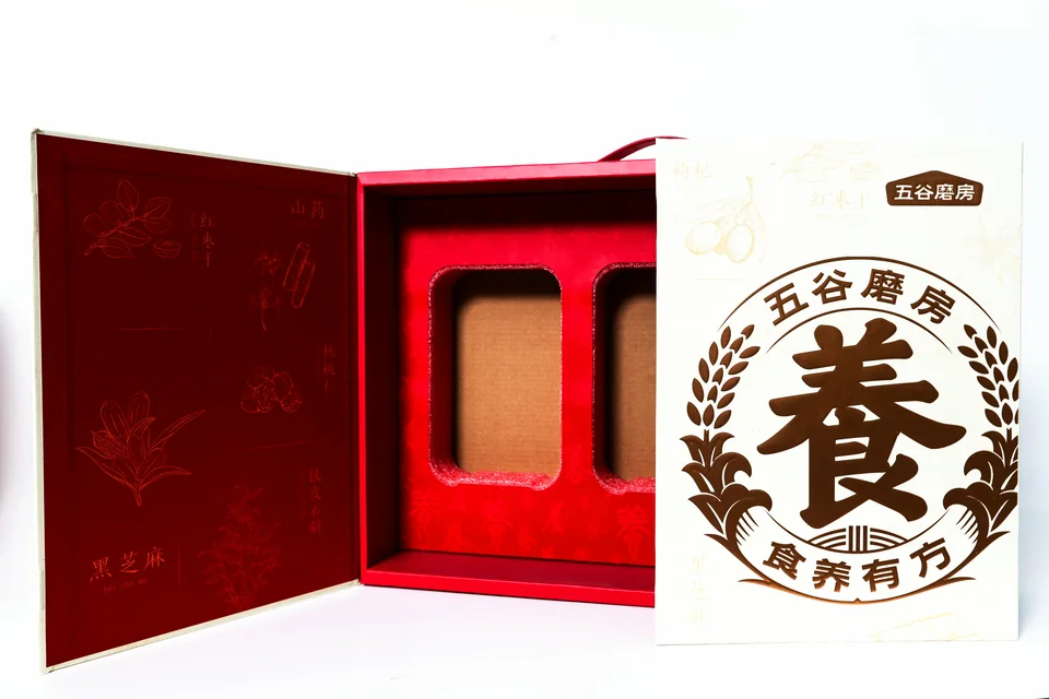 五谷磨房食品营养礼盒实拍；展开的礼盒展示红色内部结构及分隔位置，外盒以品牌图文呈现。